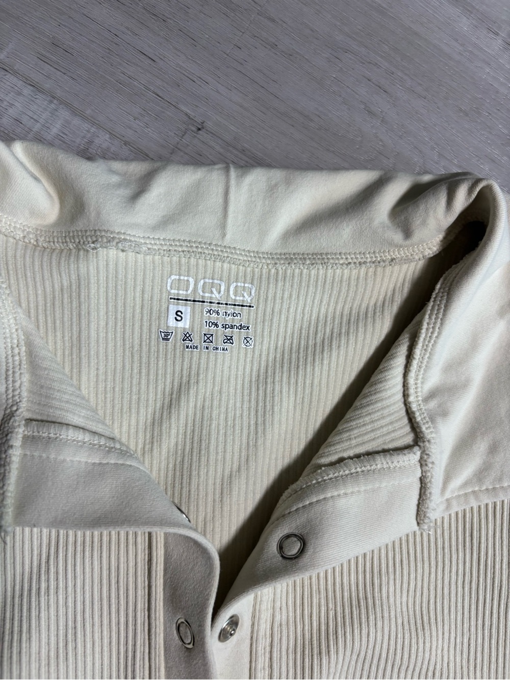 OQQ Ribbed Collared Bodysuit Snap Front Cream Small - Picture 3 of 9